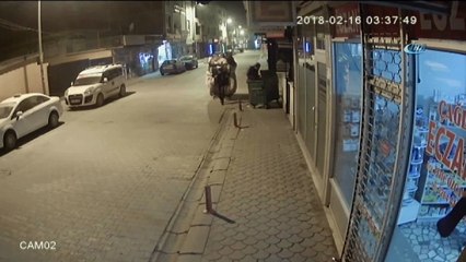 Karton toplayan hırsızların rögar kapağını çalma anları güvenlik kamerasına yansıdı