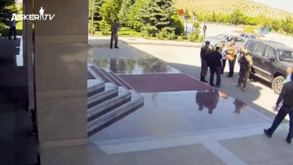 Zekai Aksakallı'nın, Ömer Halisdemir'i alnından öptüğü görüntüler ortaya çıktı