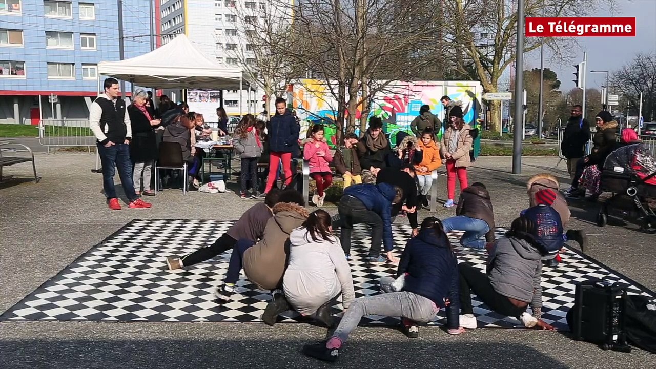 Brest. Un Cool bus au devant des habitants des quartiers