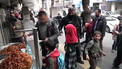 Polislerden çocuklara tatlı ikramı - DİYARBAKIR