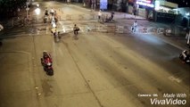 Ce motard se prend une barrière de passage à niveau en pleine face... Douloureux