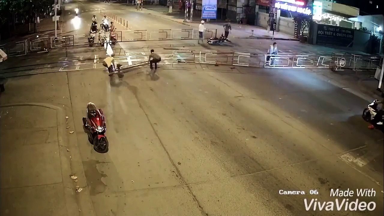Ce motard se prend une barrière de passage à ni...