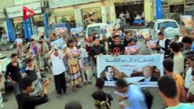 مظاهرة لشكر مصر في عدن.. والمتظاهرون يحرقون صور توكل كرمان