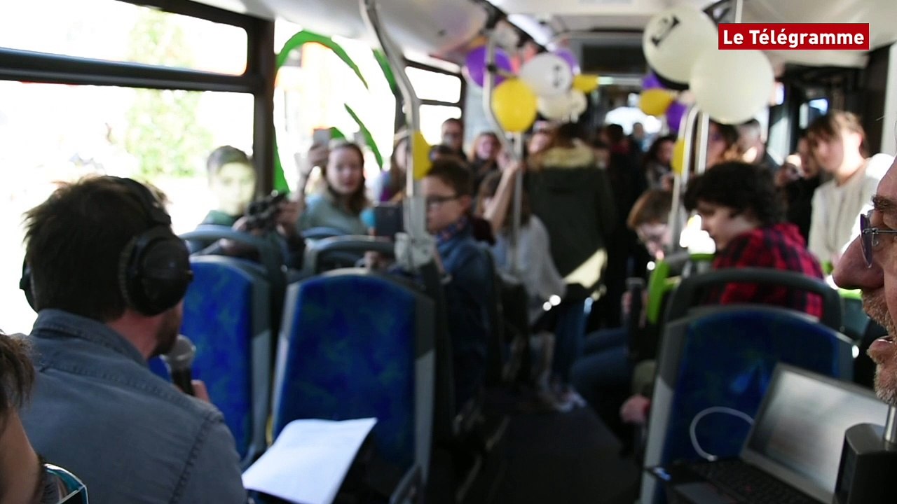 Quimper. Ambiance dans le bus de la tournée Hit West