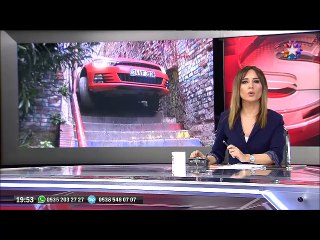 Merdivenlerde asılı kalan otomobili polis ile mahalleli böyle kurtardı