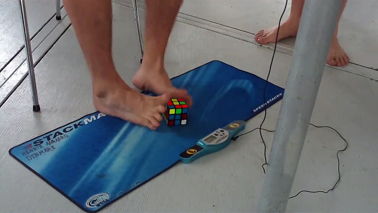29,77 s Henrik Buus Aagaard Record du monde 3x3x3 avec les pieds - 26-27_05_2012 - YouTube