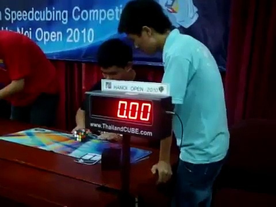 11,69 s Piti Pichedpan Record du monde 3x3x3 à une main - 14-15_08_2010 - YouTube