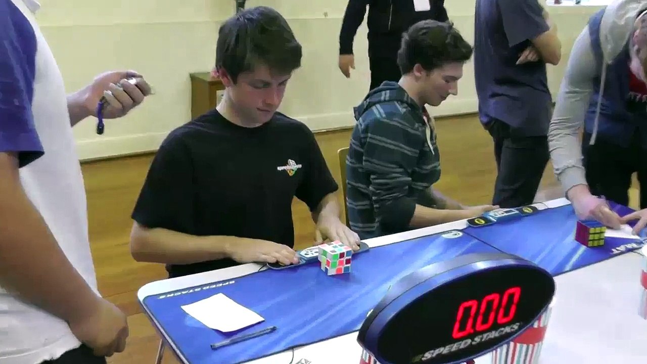 9,05 s Feliks Zemdegs Record du monde 3x3x3 à une main - 16_11_2013 - YouTube