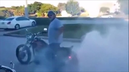 Il tente un burn en moto et se rate complètement... FAIL