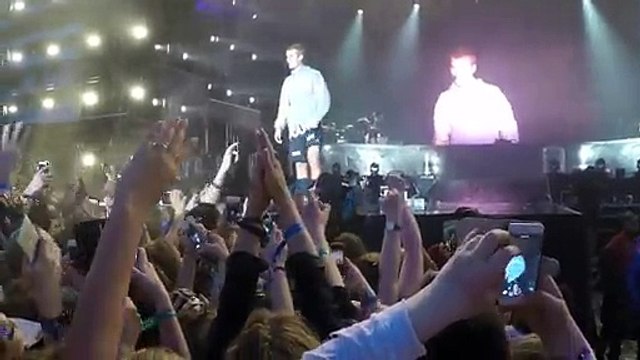Tiran botella a Justin Bieber por no cantar Despacito