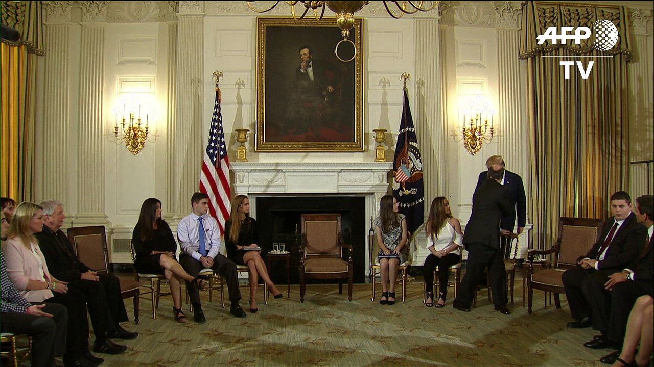 Trump discute en la Casa Blanca la idea de armar profesores