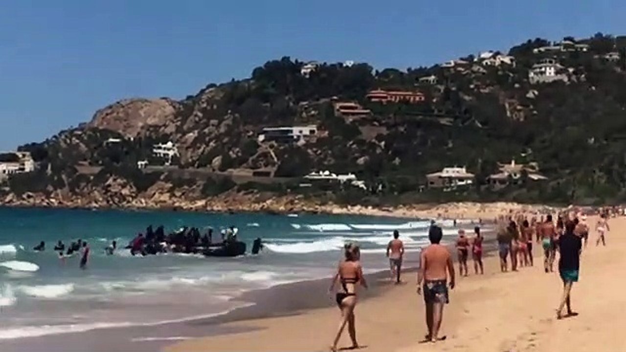 Inmigrantes desembarcan en la playa de Zahara de los Atunes