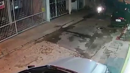 Ladrón falla en su atraco y todo el barrio lo golpea