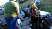 Milagroso coche se parte en dos y salvan  la vida en medio de todos