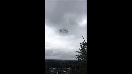 Misterioso anillo de humo apercibido en el cielo