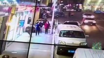 VIDEO, LA FOLIE N’A PAS DE FRONTIERES: Le fou sort son couteau et poignarde 9 personnes au hazard