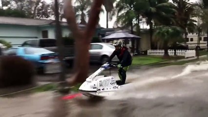 En moto de agua en las calles de Los Angeles
