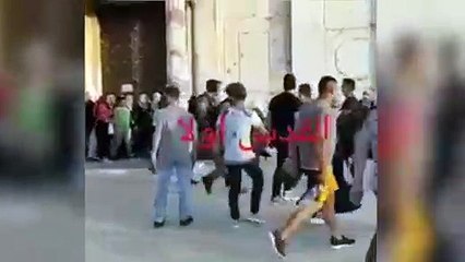 Palestino golpea por detrás a soldado israelí y se va