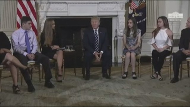 Trump promete una solución a los tiroteos en emotiva reunión con afectados