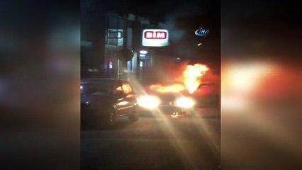 Park etmeye çalıştığı otomobil alev alev yandı