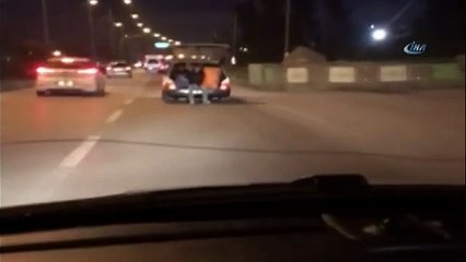 Gençler araca sığmadı, aracın bagajdaki tehlikeli yolculuğu kameraya yansıdı