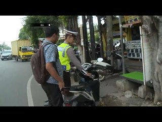 Trik Curang Pria Ini Biar Lancar Melanggar Lalu Lintas Depan Polisi - 86