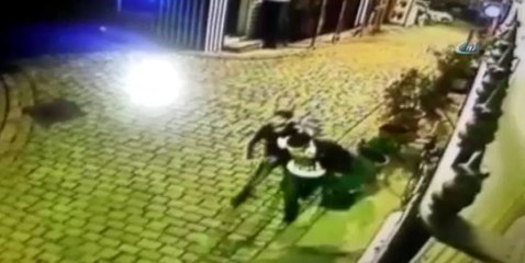 Hırsızı Silah Çekip Suçüstü Yakaladı, Polise Teslim Etti