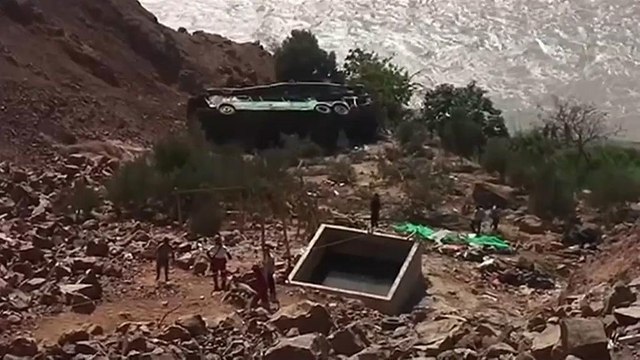 Perù: autobus precipita in un burrone