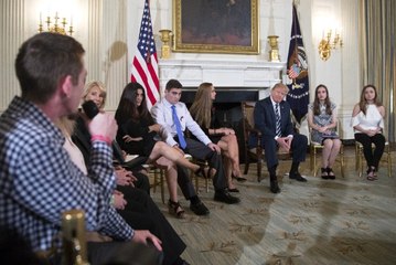 Katliamın Yapıldığı Lisenin Öğrencileriyle Bir Araya Gelen Trump: Öğretmenleri Silahlandıralım