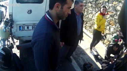 Motosikletin altında kalmaktan son anda kurtuldu