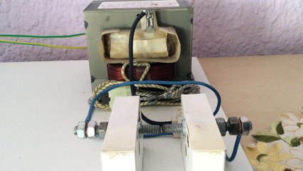 Electricidad caliente, chispa verde azulado con 230V de entrada