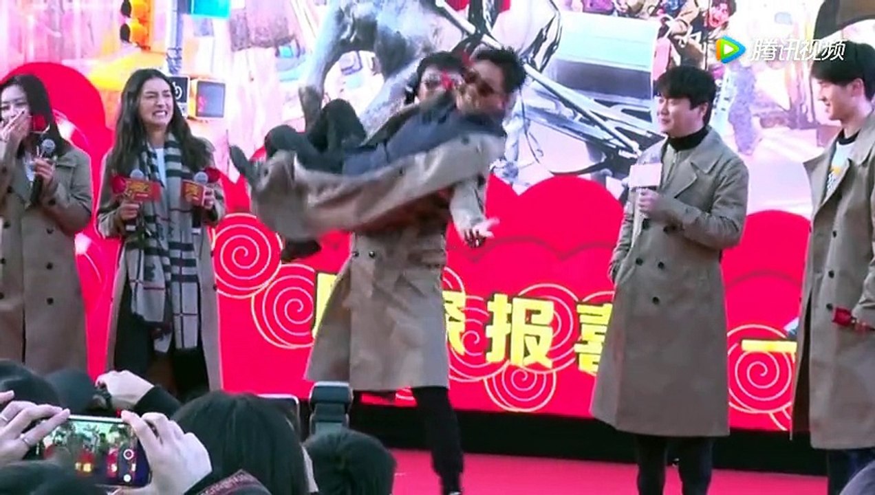 王宝强胜诉回老家过年，乡亲们还为他立了牌坊，上面的对联亮了