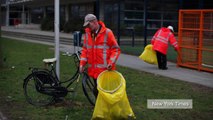 À Amsterdam les marginaux se font payer en bières et tabac pour nettoyer les rues