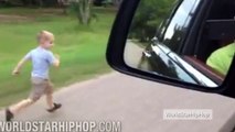 Un crétin de père fait courir son fils prêt de sa voiture pour l'entrainer à devenir un footballeur