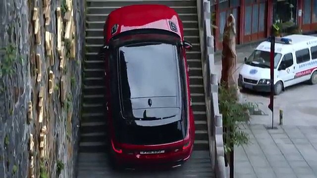 Le Range Rover Sport monte les 999 marches de la montagne de Tianmen