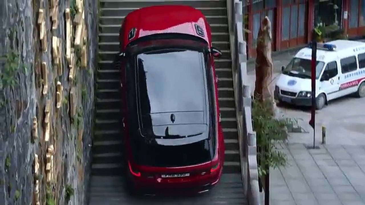 Le Range Rover Sport monte les 999 marches de la montagne de Tianmen