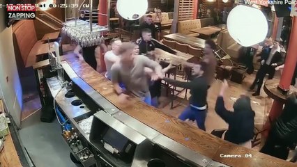 Angleterre : Une bagarre générale éclate dans un bar (vidéo)