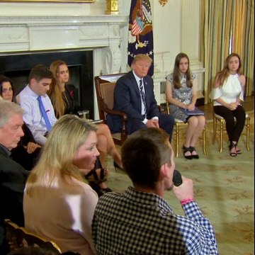 En larmes, ce rescapé de la fusillade en Floride le supplie d'agir contre les armes