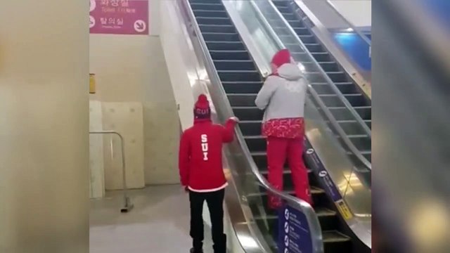 La gente no da crédito sube escaleras mecánicas colgado de un brazo