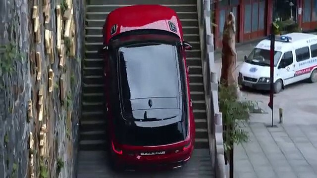 Grimper 999 marches avec un Range Rover Sport sur la montagne de Tianmen en Chine