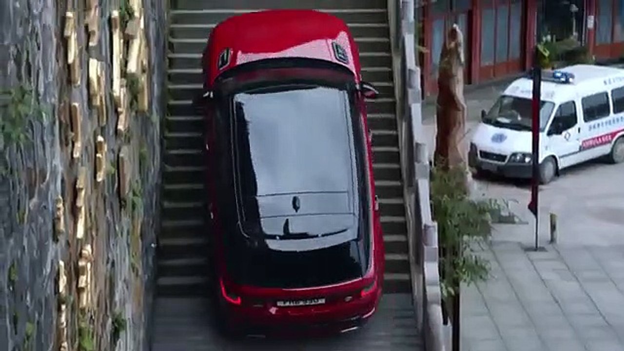 Grimper 999 marches avec un Range Rover Sport sur la montagne de Tianmen en Chine
