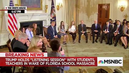 Reçu à la Maison Blanche par Donald Trump, un jeune homme, survivant de la fusillade de Floride, est bouleversé en évoquant son meilleur ami mort dans l'attaque