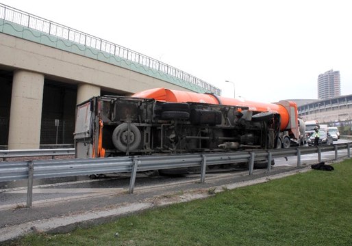 Tem'de Devrilen Kamyonetten Burnu Bile Kanamadan Çıktı