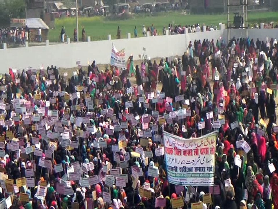 Teen talak ke khilaf muslim mahilaon ka protest