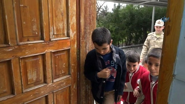 Köy okulu öğrencileri Afrin’deki askerlere mektup gönderdi