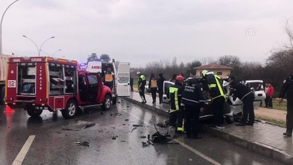 Denizli'de otomobil kamyona çarptı: 1 ölü, 2 yaralı