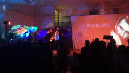 Marseille : le directeur d'un lycée catholique mouille la chemise en hommage à Johnny