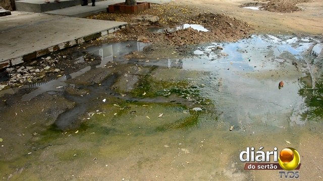 Moradores denunciam esgoto a céu aberto deixado pela prefeitura de Cajazeiras, e secretário promete solução