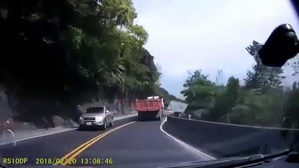 Ce conducteur a un très bon karma... Regardez ce qu'il a evité de peu