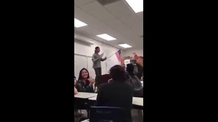 Cet élève rappe sur une table : "ne prends pas de cocaïne" LOL